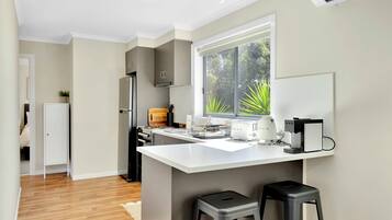 Fridge, oven, stovetop, coffee/tea maker