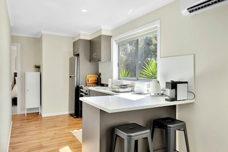 Fridge, oven, stovetop, coffee/tea maker. Guest house farm stay located in diggers rest close to airport Melbourne