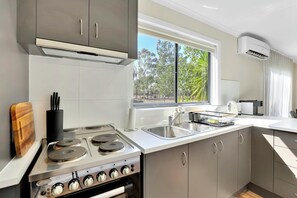 Refrigerador, horno, parrilla de estufa y cafetera y tetera 