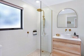 Sèche-cheveux, serviettes fournies, savon, papier toilette