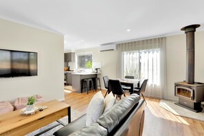 Una Smart TV, una chimenea