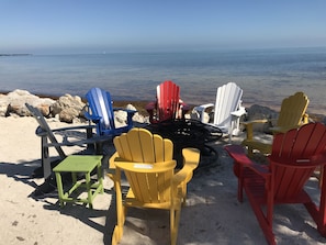 Sur la plage, chaise longue
