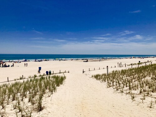 OPEN FLOOR PLAN - One Block to Ocean, One Block to Bay