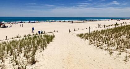 OPEN FLOOR PLAN - One Block to Ocean, One Block to Bay