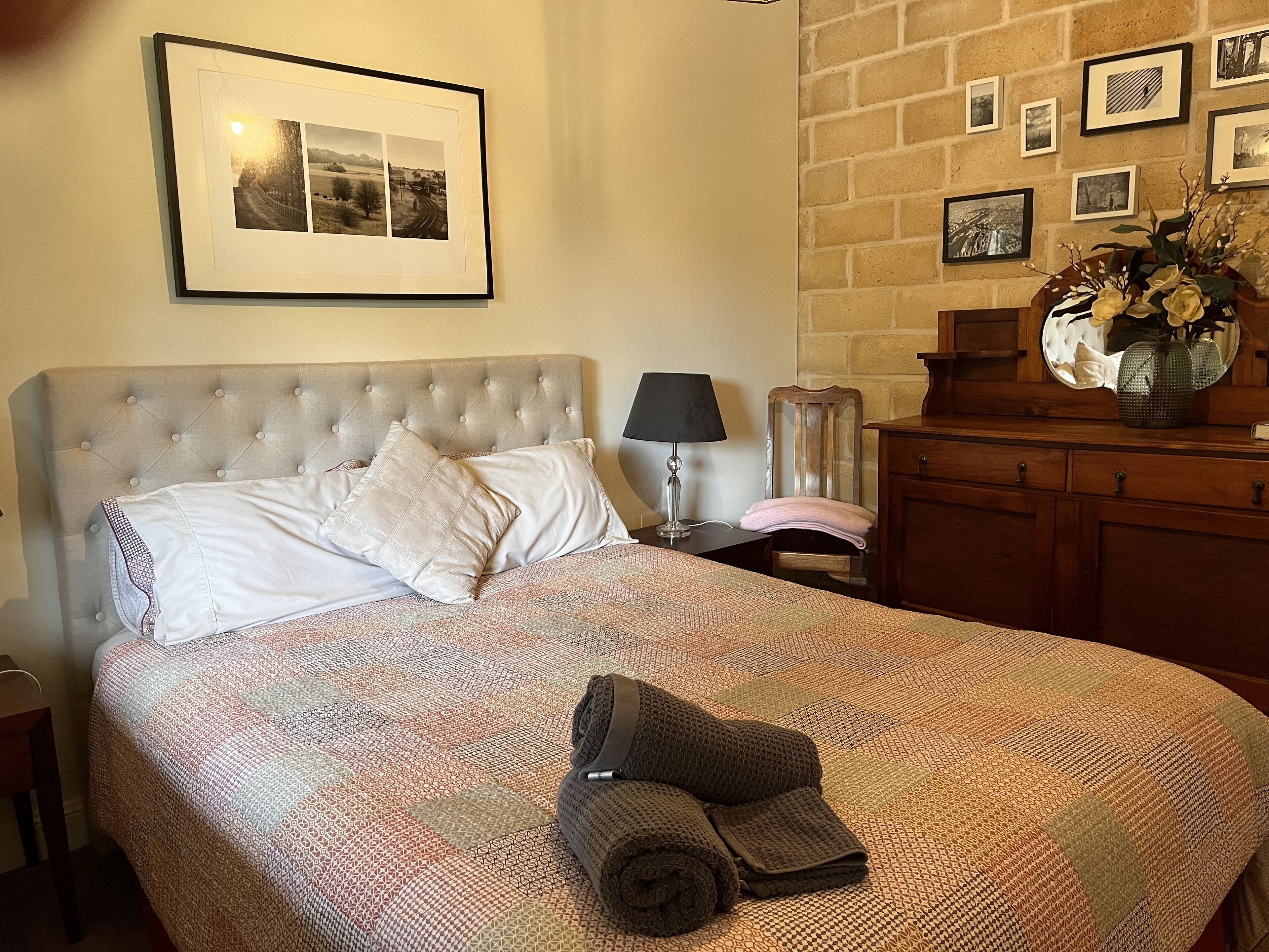 3 habitaciones, tabla de planchar con plancha y cuna de viaje 