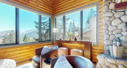 Lemmikkieläinystävällinen, Deluxe, Mountain View Townhome, oma poreallas, lähellä järviä