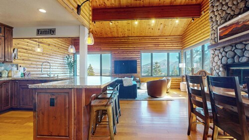 Remodeled Home, Steps to Slopes, Jacuzzi, 1-Car Garage & Stunning Views