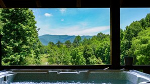 Un bain à remous avec vue sur une forêt et des montagnes.