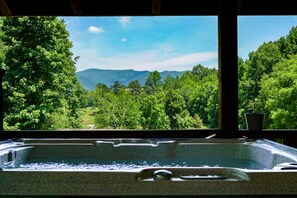 Interior - Bear Pause Log Cabin in the Great Smoky Mountains (Cosby)