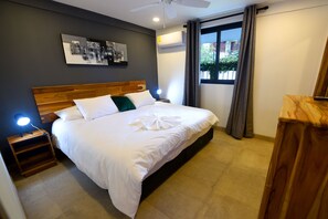 13 makuuhuonetta, tallelokero huoneessa, silitysrauta/-lauta