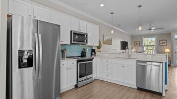 Réfrigérateur, micro-ondes, four, plaque de cuisson