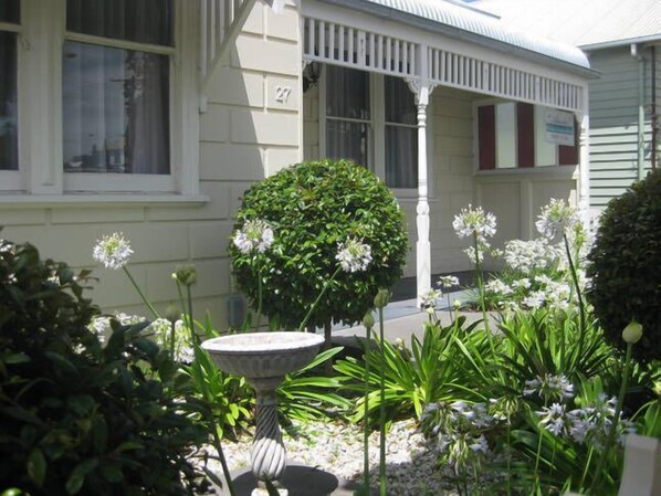 Exterior detail - ALANDRA - Light Filled | Centrally Located |  Airconditioned (Portland)