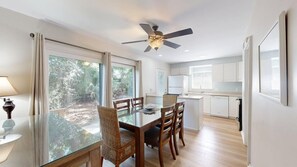 Dining - Short walk or bike ride to the beach and Palmetto Dunes golf! (Hilton Head)