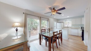 Dining - Short walk or bike ride to the beach and Palmetto Dunes golf! (Hilton Head)