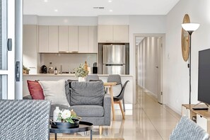 TV connectée, lecteur de DVD, livres, chaîne hi-fi