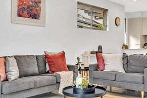 TV connectée, lecteur de DVD, livres, chaîne hi-fi