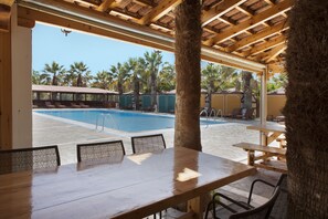 Una piscina al aire libre