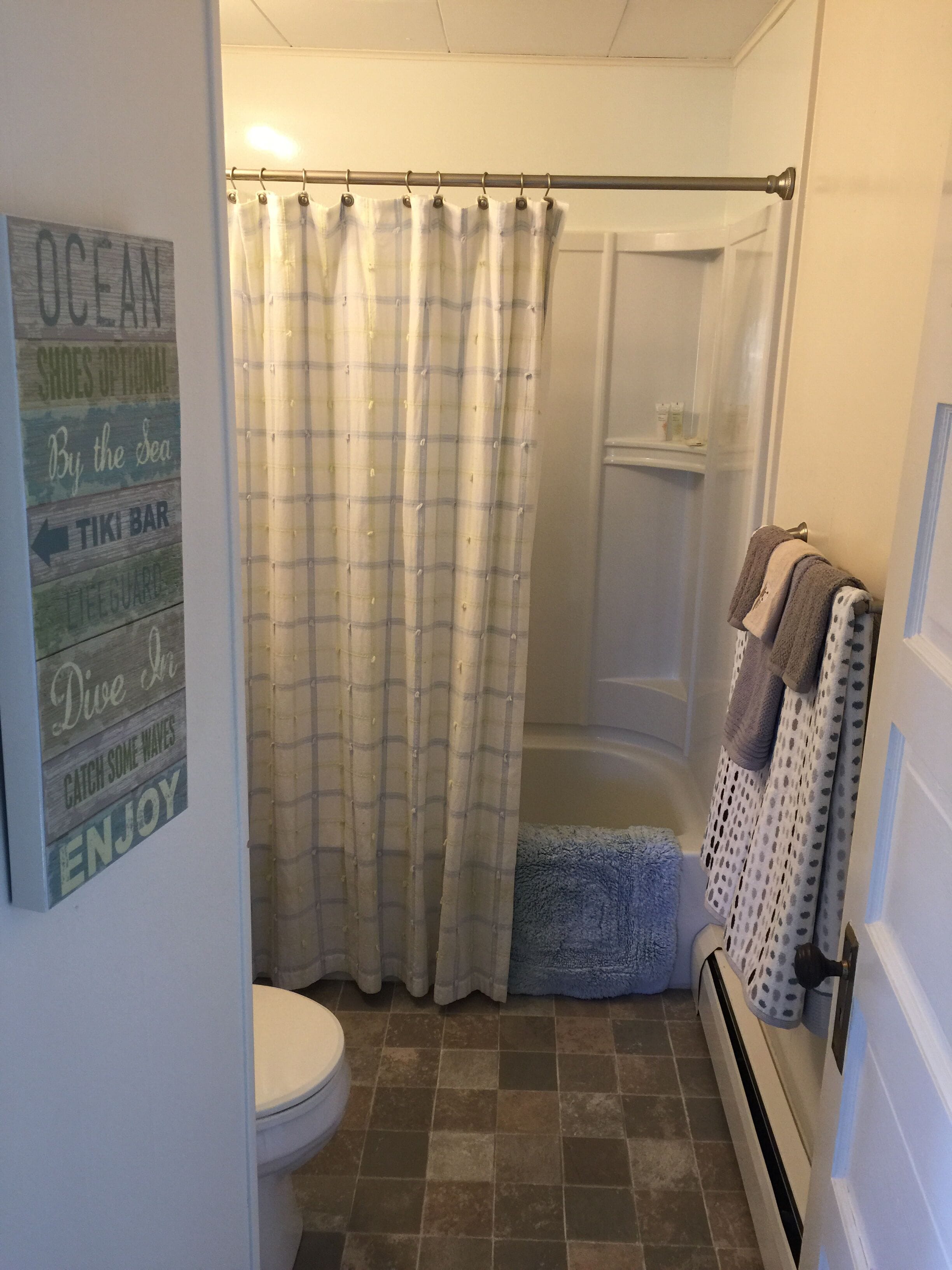Combined shower/tub, hair dryer, towels
