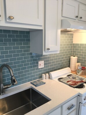 Fridge, microwave, stovetop, coffee/tea maker - Beautiful Harbor Views Heart of Boothbay Harbor Downtown Village near all Piers (Boothbay Harbor)