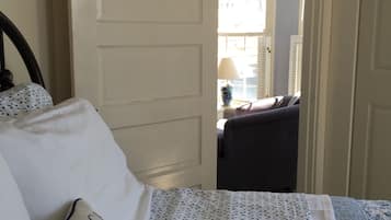 1 habitación, tabla de planchar con plancha, wifi gratis y ropa de cama