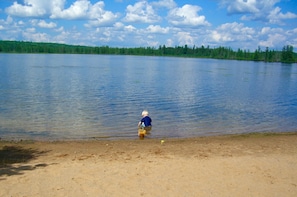 En la playa y camastros