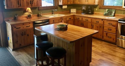 Eristäytynyt 4BR House Lac Vieux Desert w / 370 jalkaa Lakefront, yksityinen ranta