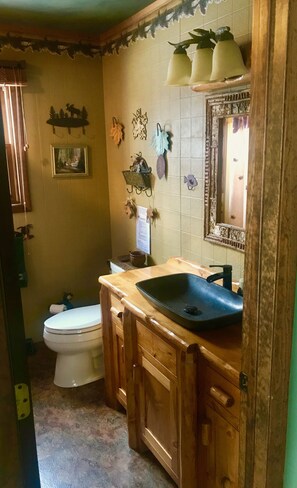 Duschwanne, Haartrockner, Handtücher, Seife