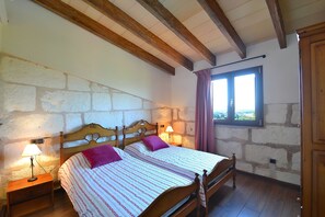 3 habitaciones, tabla de planchar con plancha y cuna de viaje