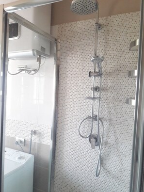 Een douche, een haardroger, een bidet, handdoeken