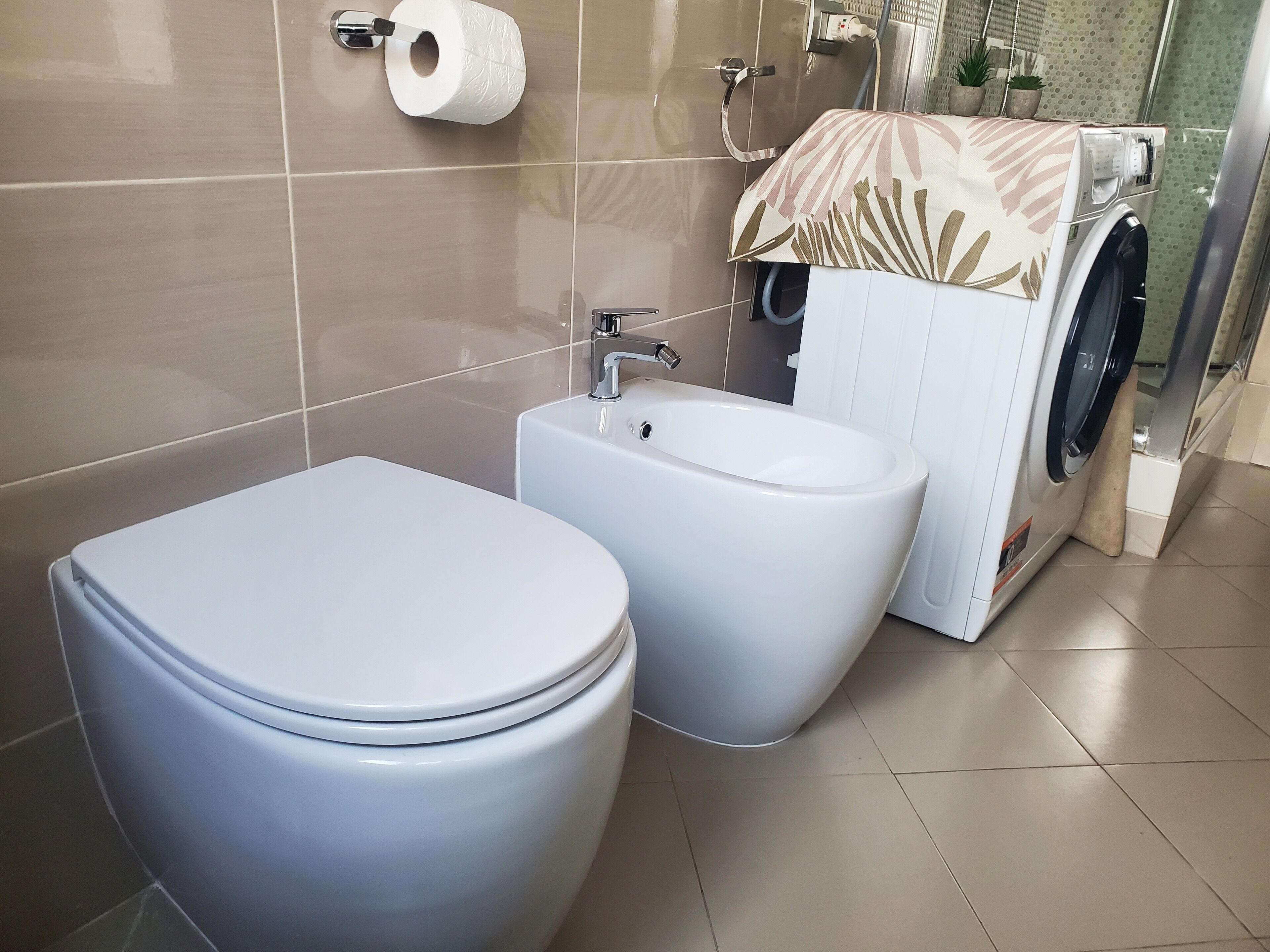 Shower, hair dryer, bidet, towels