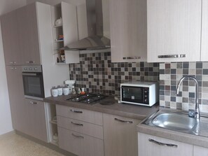 Réfrigérateur, four, plaque de cuisson, lave-vaisselle