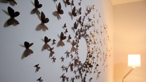 Eine Wand mit vielen Schmetterlingsaufklebern.