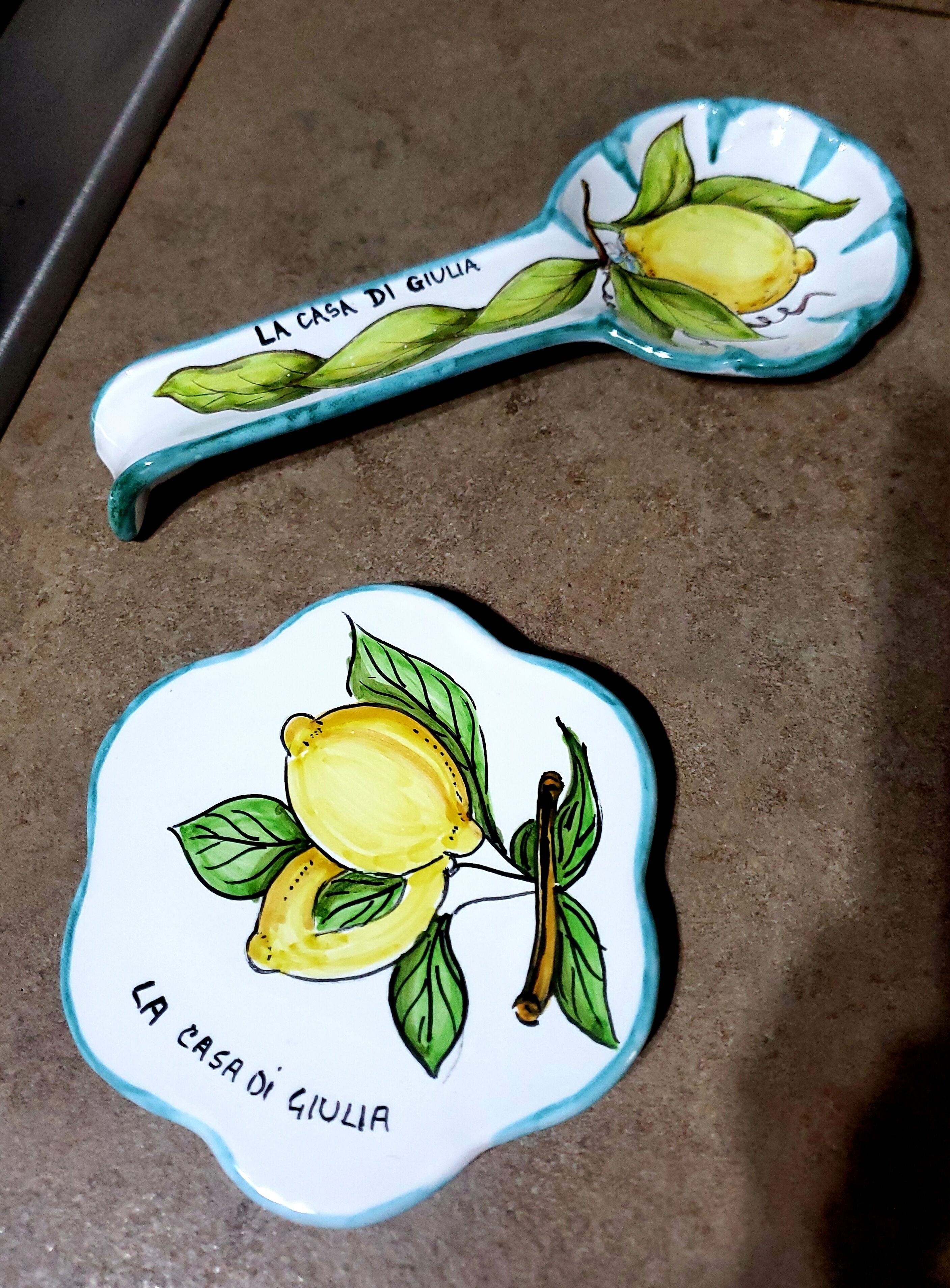 Deux objets de cuisine en céramique ornés d’un motif de citron et d’une inscription.