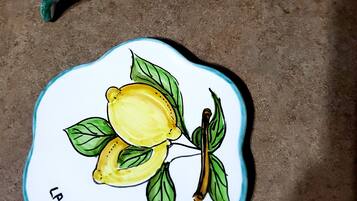 Deux objets de cuisine en céramique ornés d’un motif de citron et d’une inscription.