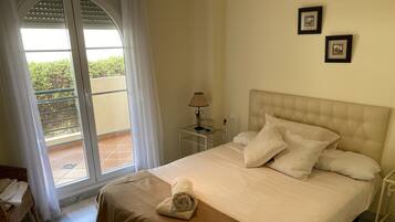 2 dormitorios, tabla de planchar con plancha, cuna de viaje