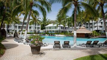 3 outdoor pools, sun loungers