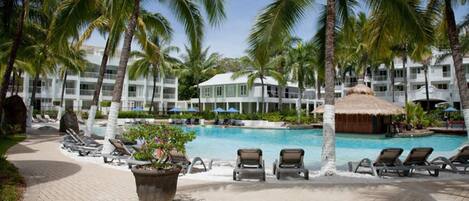 3 piscines extérieures, chaises longues