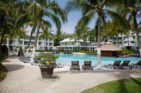 3 outdoor pools, sun loungers - 5313 Coral Suite The Beach Club (Palm Cove)