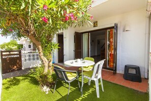 Outdoor dining - C06 - Porto de Mos 3 Bed Townhouse (Lagos)