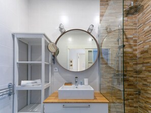 Dusche, Haartrockner, Handtücher