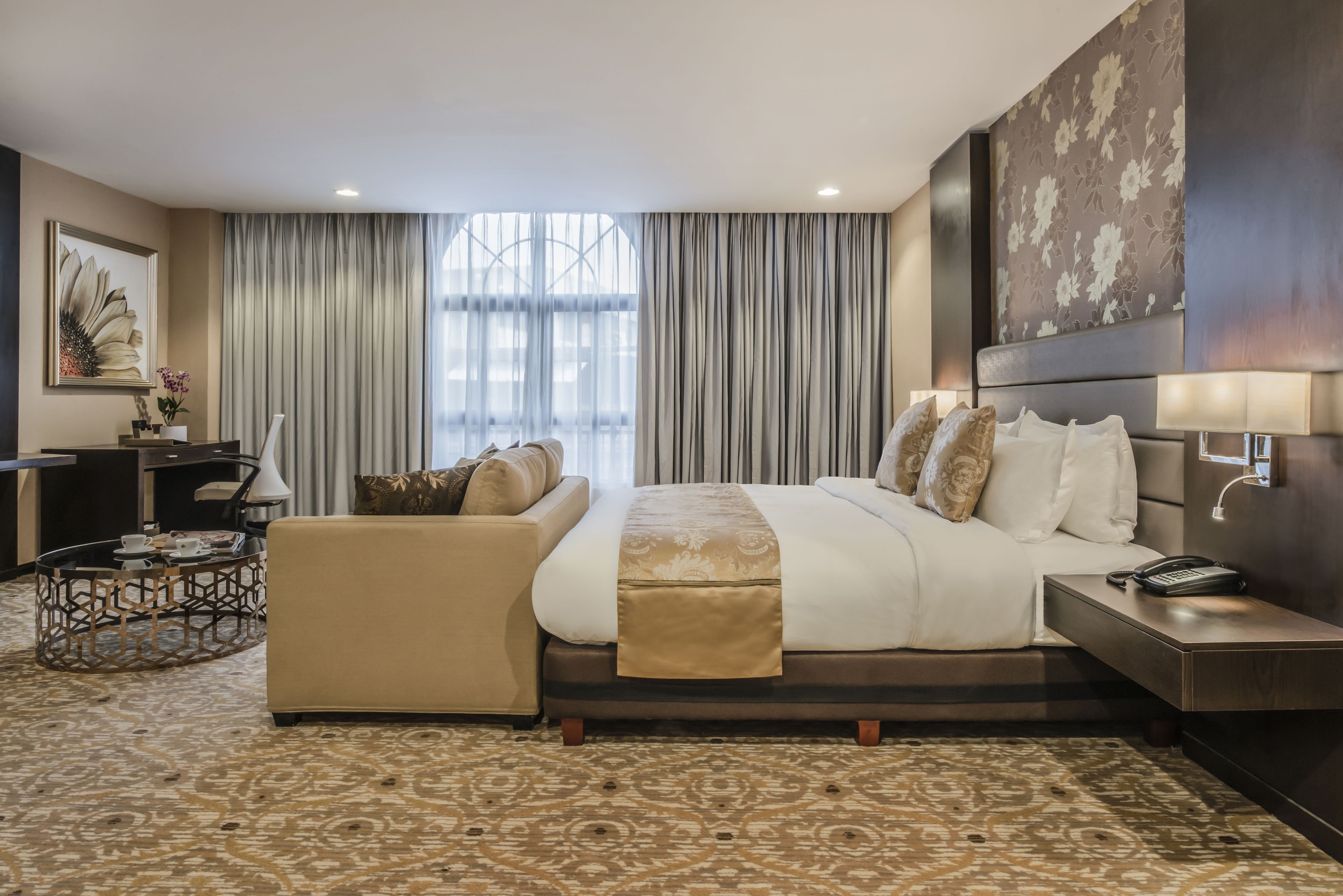 executive suite, 1 king bed | 1 bedroom, premium bedding, down duvets, in-room safe