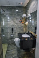 Shower, rainfall showerhead, free toiletries, hair dryer