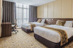 Habitación Deluxe con 2 camas individuales, 2 camas dobles | Ropa de cama de alta calidad, edredones de plumas, caja fuerte