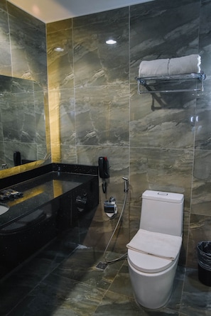 Douche, douche à « effet pluie », articles de toilette gratuits