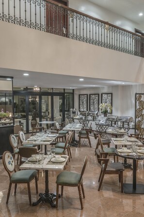 Se sirven desayunos, almuerzos y cenas; cocina local e internacional