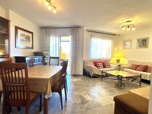 TV, books - Panoramic sea and paloma park views (Benalmádena)
