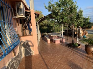 Outdoor dining - holiday home between sea and mountains (Sas Linnas Siccas)