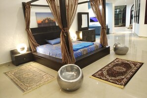 Lyxvilla - flera sovrum - sjöutsikt - vid sjön | 1 sovrum, värdeförvaringsskåp på rummet och skrivbord