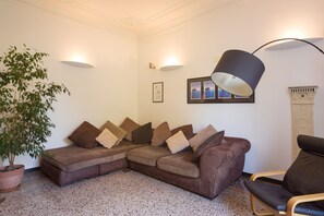 电视、桌上足球