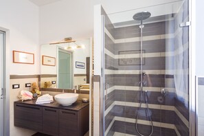 Shower, hair dryer, bidet, towels - A Beautiful House in Genoa (Genova)